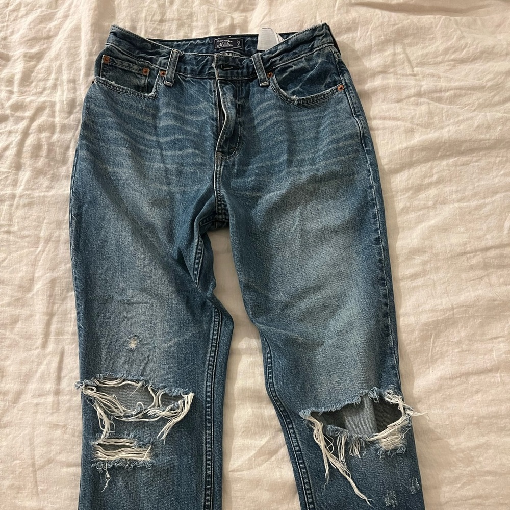 Selling size 26 (2r) Abercrombie Annie Girlfriend High Rise Ripped Denim
